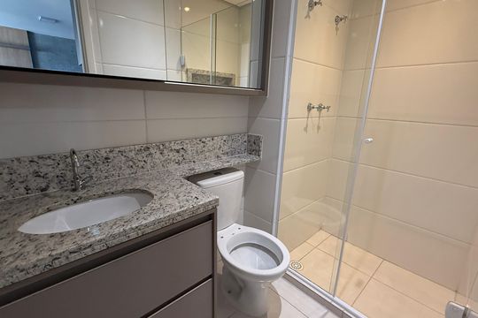 Banheiro de apartamento para alugar com 1 quarto, 33m² em Portal do Morumbi, São Paulo