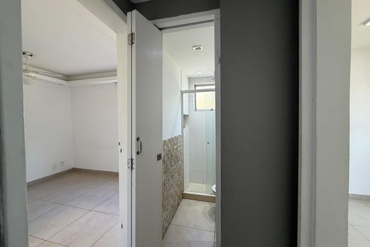 Banheiro de apartamento à venda com 2 quartos, 46m² em Taquara, Rio de Janeiro