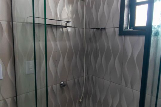 Banheiro da Suíte de casa para alugar com 2 quartos, 90m² em Piratininga, Niterói