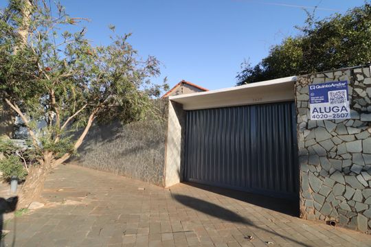 Plaquinha de casa para alugar com 3 quartos, 159m² em Santa Mônica, Uberlândia