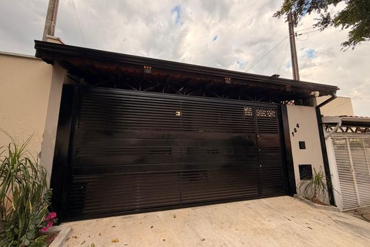 Fachada de casa à venda com 2 quartos, 90m² em Medeiros, Jundiaí
