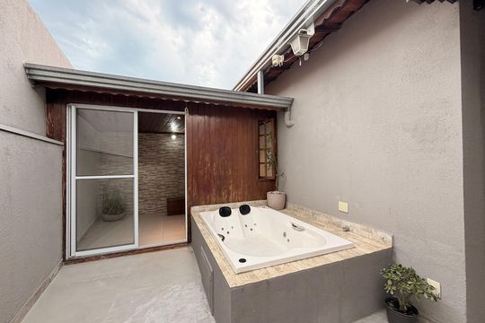 Quintal de casa à venda com 2 quartos, 90m² em Medeiros, Jundiaí