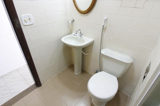 Banheiro de casa de condomínio para alugar com 2 quartos, 80m² em Jardim Flamboyant, Cabo Frio