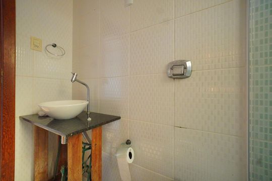 Banheiro de casa para alugar com 2 quartos, 75m² em Real Parque, São José