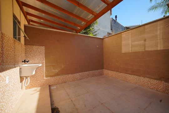Área de Serviço de casa para alugar com 2 quartos, 75m² em Real Parque, São José