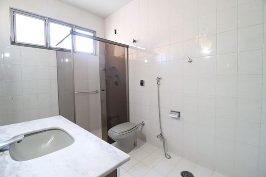 Banheiro do Quarto 3 de apartamento para alugar com 3 quartos, 230m² em Saraiva, Uberlândia