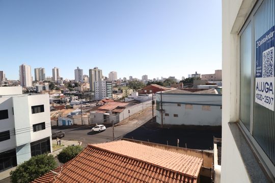 Plaquinha de apartamento para alugar com 3 quartos, 230m² em Saraiva, Uberlândia