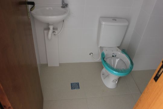 Banheiro social de apartamento à venda com 2 quartos, 53m² em Jardim Aida, Guarulhos