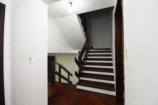 Escadas de casa para alugar com 4 quartos, 153m² em Jardim das Américas, Curitiba
