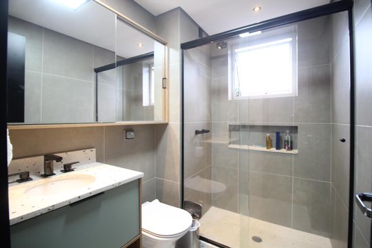 Banheiro de apartamento à venda com 4 quartos, 90m² em Auxiliadora, Porto Alegre