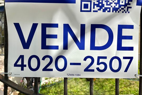Plaquinha instalada de apartamento à venda com 2 quartos, 58m² em Planalto Paulista, São Paulo