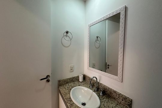 Banheiro de apartamento para alugar com 1 quarto, 48m² em Empresarial 18 do Forte, Barueri