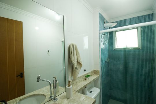 Banheiro de apartamento à venda com 2 quartos, 51m² em Parque Maria Domitila, São Paulo