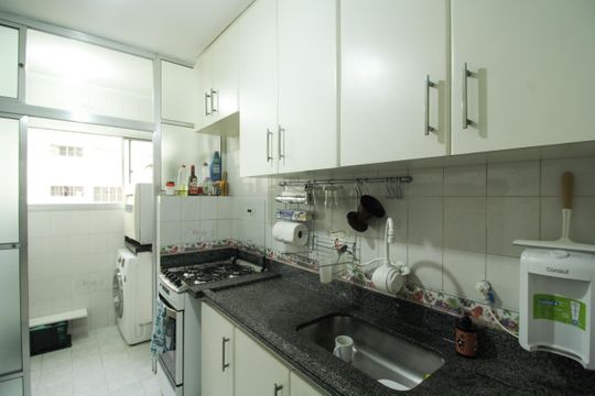 Cozinha de apartamento à venda com 2 quartos, 51m² em Parque Maria Domitila, São Paulo