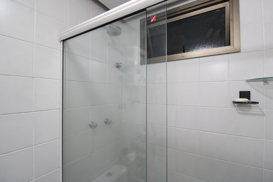 Banheiro social de apartamento à venda com 2 quartos, 69m² em Pechincha, Rio de Janeiro