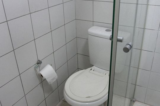 banheiro de casa para alugar com 1 quarto, 200m² em Jardim Alzira, São Paulo