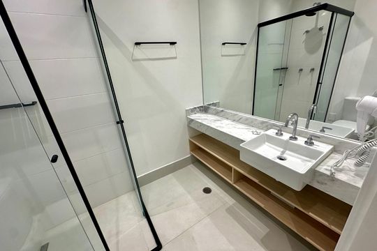 Banheiro de kitnet/studio à venda com 1 quarto, 50m² em Campo Belo, São Paulo
