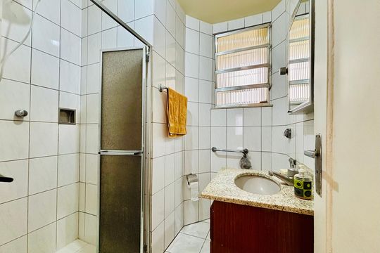 Banheiro social de apartamento para alugar com 2 quartos, 80m² em Copacabana, Rio de Janeiro