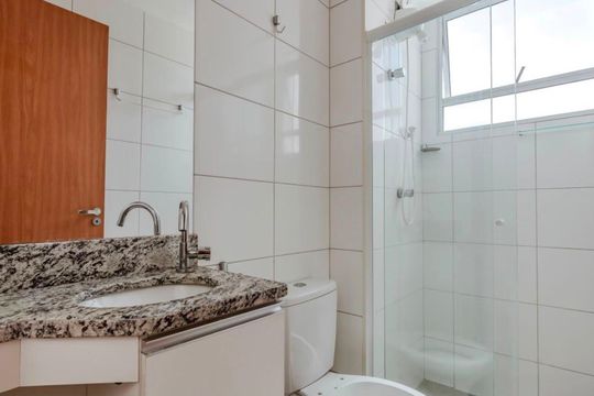 Banheiro social de apartamento para alugar com 2 quartos, 48m² em Cabral, Contagem