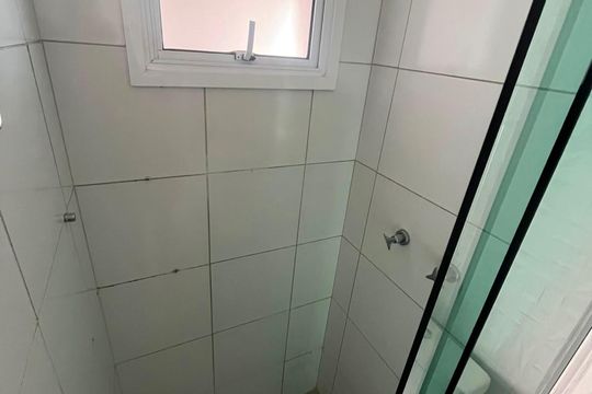Banheiro de apartamento para alugar com 2 quartos, 47m² em Jardim das Oliveiras, São Paulo