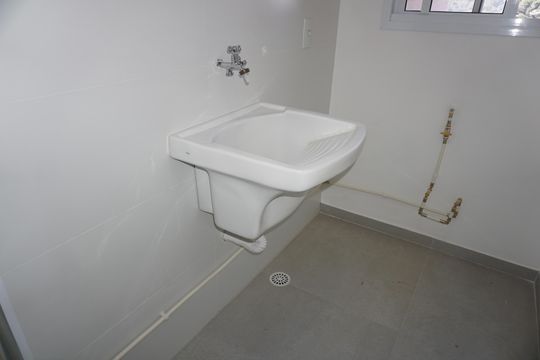 Lavanderia de apartamento para alugar com 2 quartos, 52m² em Jardim de Lourdes, Embu das Artes