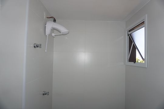 Banheiro de apartamento para alugar com 2 quartos, 52m² em Jardim de Lourdes, Embu das Artes