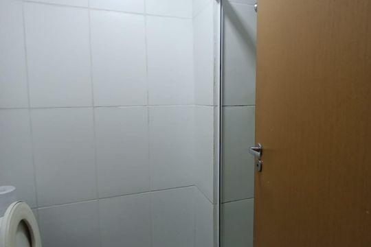 Banheiro de apartamento para alugar com 2 quartos, 55m² em Luz, Nova Iguaçu
