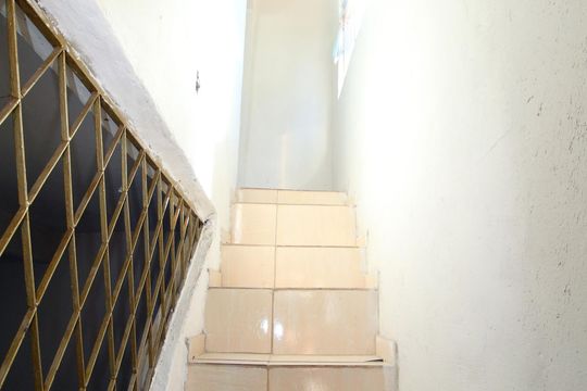 Sala - Escada de casa para alugar com 2 quartos, 40m² em Jardim América, Rio de Janeiro