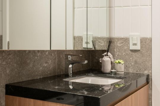 Banheiro de apartamento para alugar com 1 quarto, 57m² em Auxiliadora, Porto Alegre