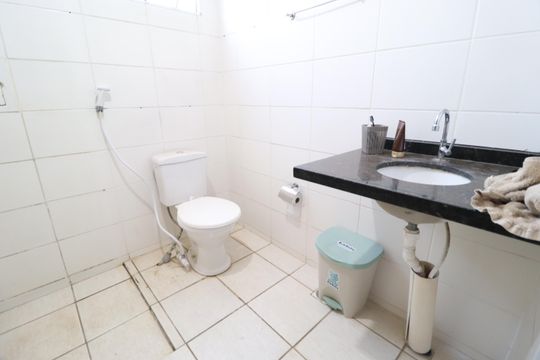 Banheiro social de apartamento para alugar com 2 quartos, 45m² em Shopping Park, Uberlândia