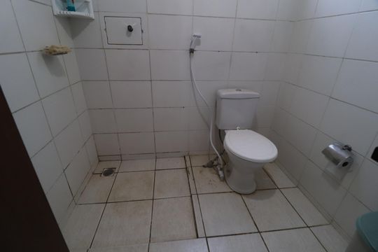 Banheiro social de apartamento para alugar com 2 quartos, 45m² em Shopping Park, Uberlândia