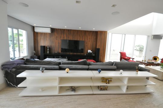 Sala de  TV de casa de condomínio à venda com 4 quartos, 515m² em Tucuruvi, São Paulo