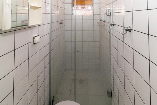 Banheiro de kitnet/studio para alugar com 1 quarto, 25m² em Jardim Anhanguera, São Paulo