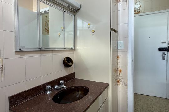 Banheiro e Área de serviço de kitnet/studio para alugar com 1 quarto, 30m² em Gonzaga, Santos