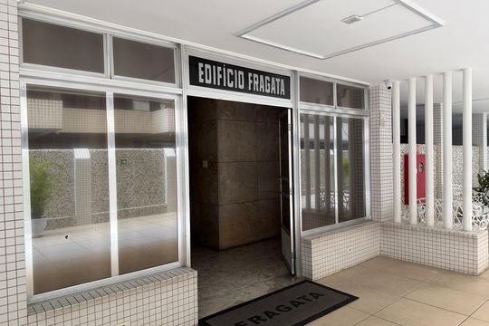 Fachada do bloco de kitnet/studio para alugar com 1 quarto, 30m² em Gonzaga, Santos