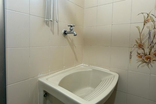 Banheiro e Área de serviço de kitnet/studio para alugar com 1 quarto, 30m² em Gonzaga, Santos
