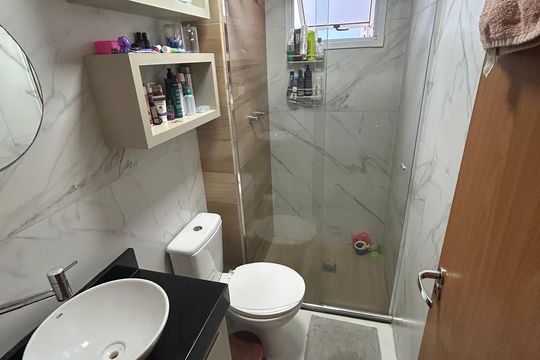 Banheiro de apartamento à venda com 2 quartos, 44m² em Parque Industrial, Campinas
