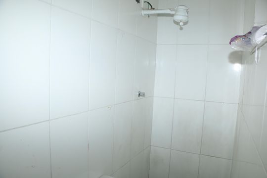 Banheiro de apartamento para alugar com 1 quarto, 40m² em Kennedy, Nova Iguaçu