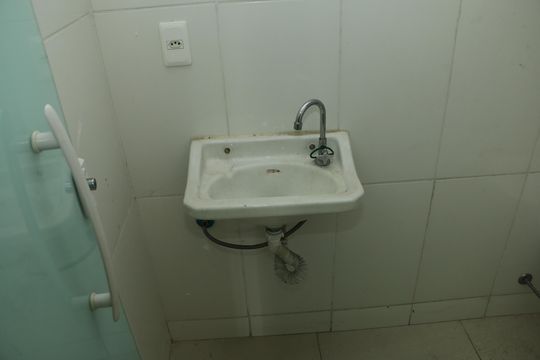 Banheiro - torneira de apartamento para alugar com 1 quarto, 40m² em Kennedy, Nova Iguaçu