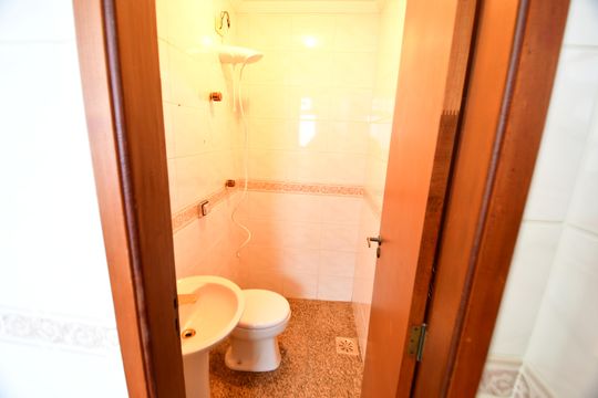Banheiro de serviço de apartamento para alugar com 4 quartos, 249m² em M. Santo Antônio, Campinas