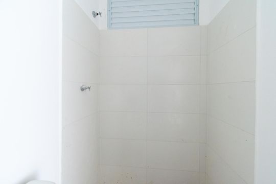 Banheiro  de apartamento à venda com 1 quarto, 37m² em Vila do Encontro, São Paulo