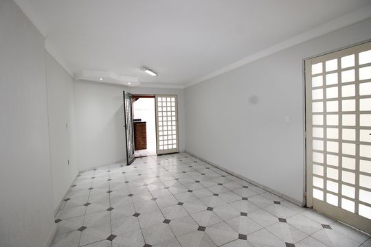 Salão de casa para alugar com 3 quartos, 239m² em Parque Savoy City, São Paulo