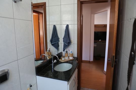 Banheiro de apartamento à venda com 3 quartos, 111m² em Bairro da Glória, Contagem