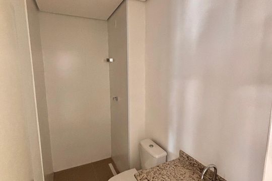 Banheiro  de apartamento à venda com 1 quarto, 46m² em Empresarial 18 do Forte, Barueri
