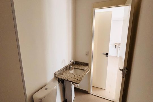 Banheiro de apartamento à venda com 1 quarto, 46m² em Empresarial 18 do Forte, Barueri