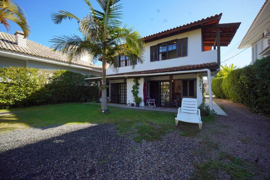 Fachada/Garagem de apartamento para alugar com 2 quartos, 185m² em Canasvieiras, Florianópolis