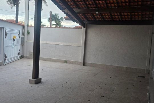 Área externa de casa para alugar com 3 quartos, 100m² em Solemar, Praia Grande