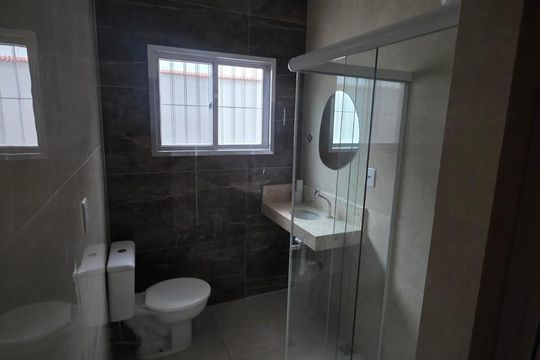 Banheiro de casa para alugar com 3 quartos, 100m² em Solemar, Praia Grande