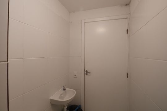 Banheiro de apartamento à venda com 2 quartos, 45m² em Mato Grande, Canoas