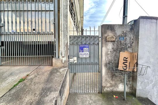 Placa instalada na fachada do imóvel de casa para alugar com 1 quarto, 80m² em Parque Jurema, Guarulhos